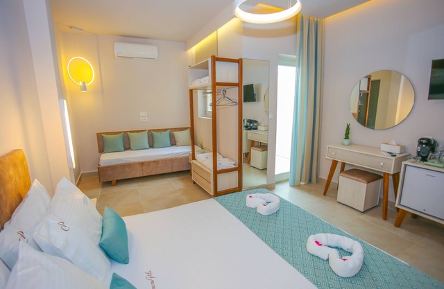 Casa de Potie - Casa 4: Triple Room With Terrace in the Heart of Chania Old Town