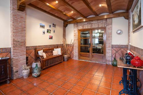 Casa de pueblo con merendero y chimenea.