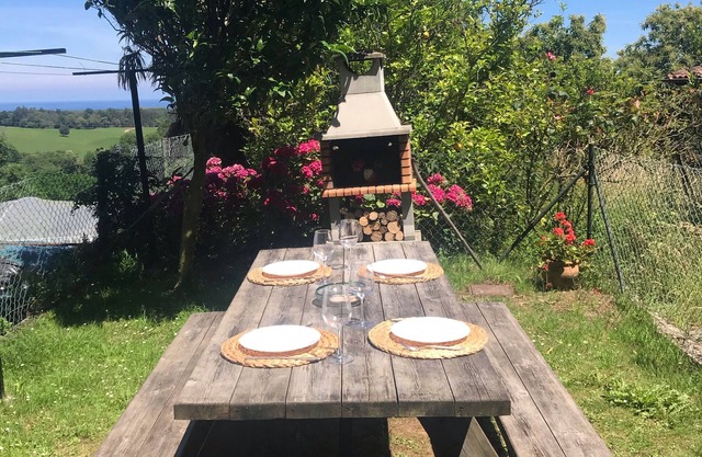 Casa con jardín para 6 personas. Vistas al mar y a la montaña. Ideal familias.