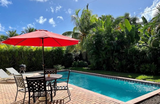 Beau chalet avec piscine privée à quelques minutes du centre-ville et de la plage