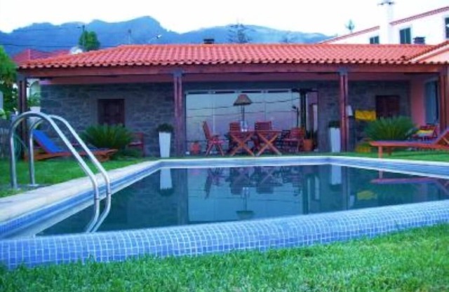 Maison typique avec piscine et vue imprenable entre mer et montagne