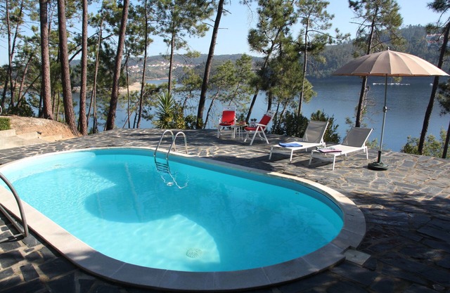 Casa Dos Vidros - Lakefront Charmer Villa