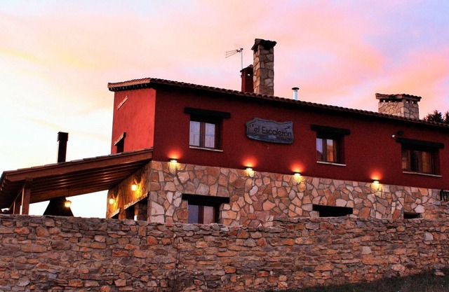 Casa el Escalerón | Patio avec vue, barbecue et cheminée