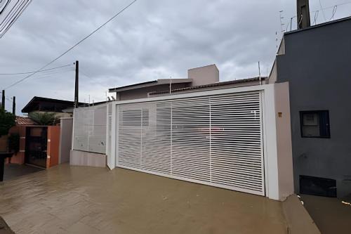 Casa em bairro nobre + 3 quartos com ar e 2 vagas