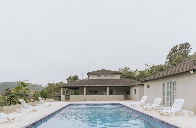 Piscina, churrasqueira e amplo quintal em Embu