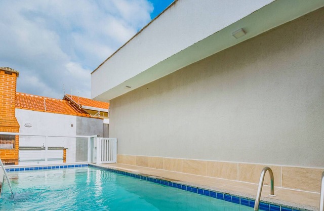 Linda casa com piscina em condomínio em Itanhaém
