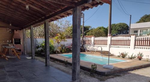 Casa em poucos passos da praia de Jaconé