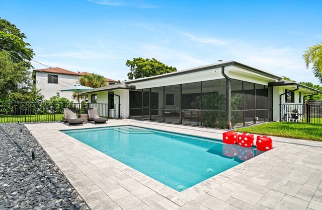 Casa en el Lago - Heated Pool, Mins to DT + Beach