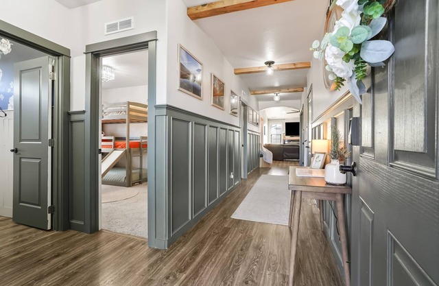 Large Home Retreat 5bed+Enclave1bed!GYM+HOTUB+BBQ