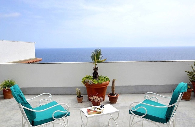 Casa Eralda: Un appartement lumineux et ensoleillé face au soleil et à la mer.