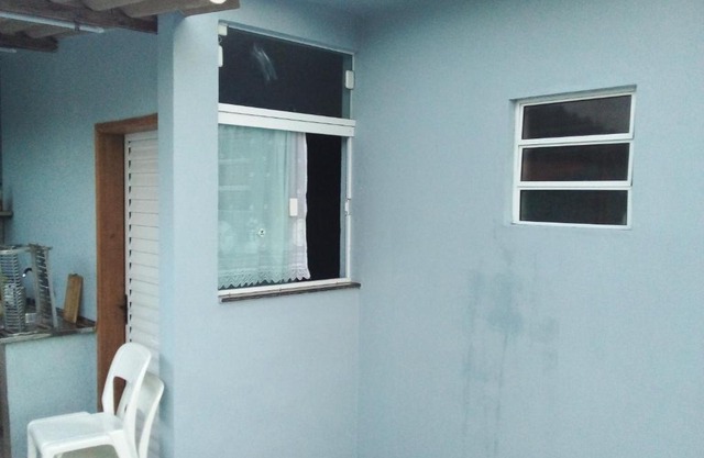 Casa familiar quarto, cozinha, banheiro e piscina a praia está a 700 metros