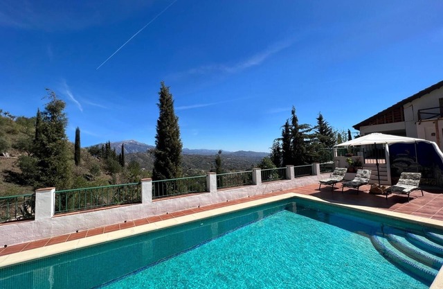 Maison de campagne avec piscine privée, terrasses, vastes jardins et à couper le souffle