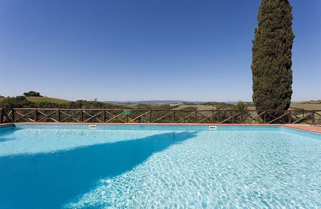 Casa Giobatta B: Une ancienne ferme caractéristique et accueillante sur deux étages entourée de verdure.