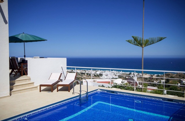 Villa exclusive avec vue panoramique sur la mer pour des vacances parfaites !