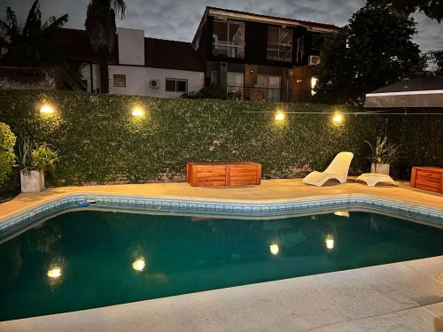 Casa hermosa piscina con parrilla