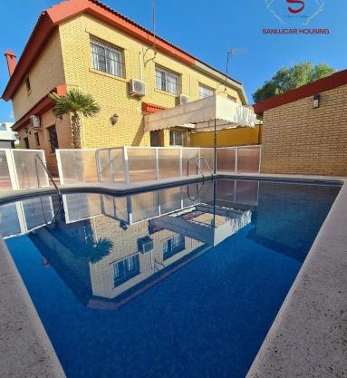 Casa Hermosilla con piscina by Sanlúcar Housing