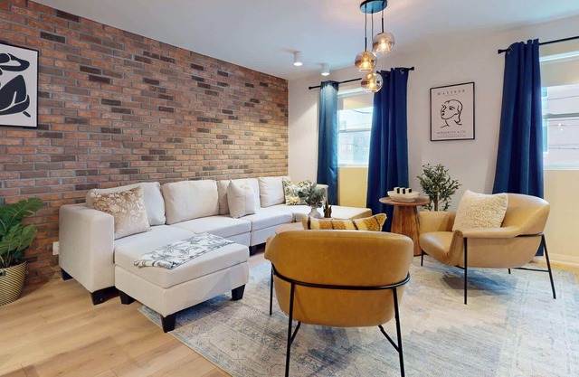 Casa Hotel Elegant 2BR Suite in Leslieville!