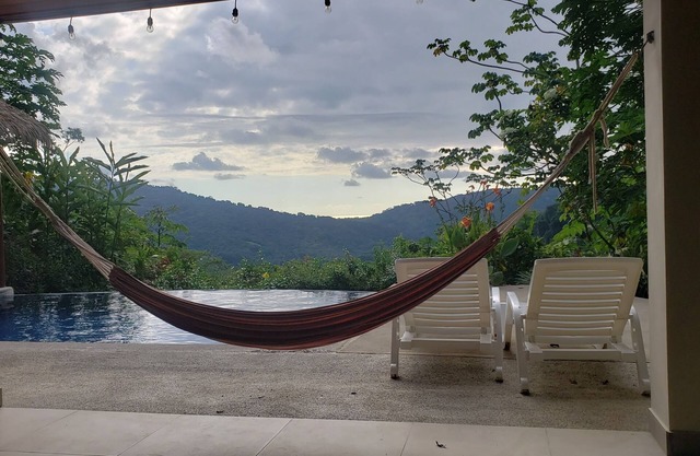 Belle escapade costaricaine avec piscine à débordement et bar dans la piscine / Rancho couvert