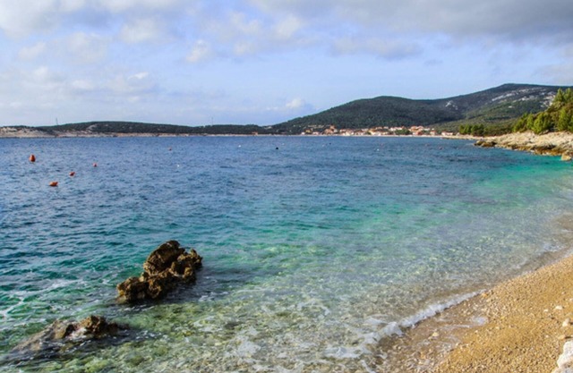 Casa Laura Cres, à 100m de la plage, 6 personnes, très bien situé, WiFi gratuit, parking