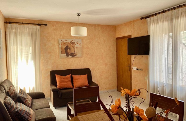 Cottage avec cheminée et terrasse, entouré de montagnes et de rivières
