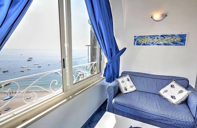 Casa Luisa: Une charmante maison ancienne avec vue sur la mer et la Spiaggia Grande di Positano.