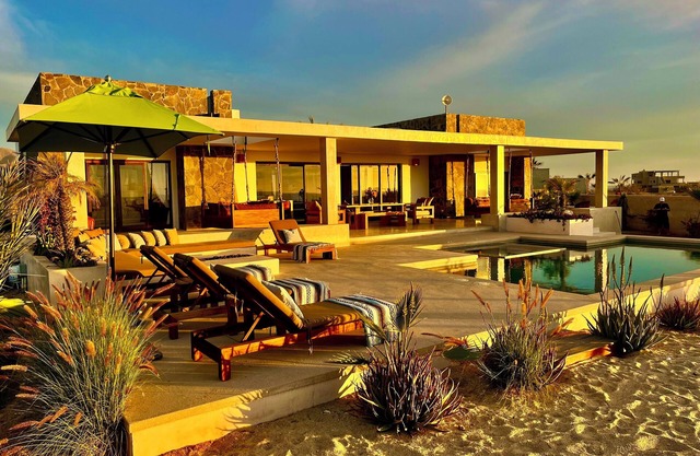 Casa mALIbu view of ocean, pool , hot tub, one acre lot,3 minute walk to beach