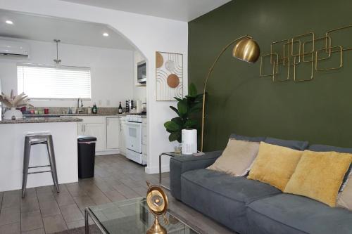 Casa Mid City - Centrally Located 1BR Getaway with Private Yard