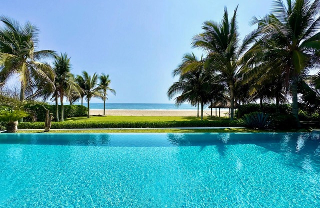 Casa Mona - Beachfront Luxury Villa