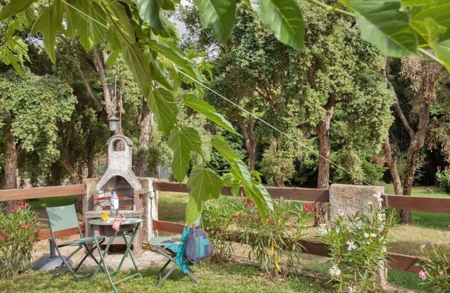 Mini-villa de vacances confortable, proche de la mer, avec jardin et piscine en commun