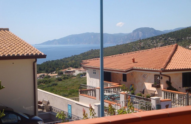 Appartement confortable, avec belle vue mer et montagne, véranda.Parking public