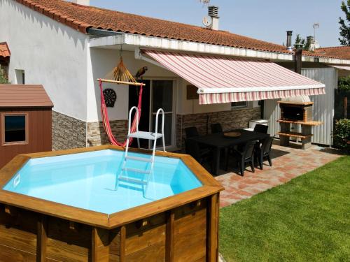 Casa Ozcoidi, acogedor alojamiento con jardín y piscina en el centro de Navarra