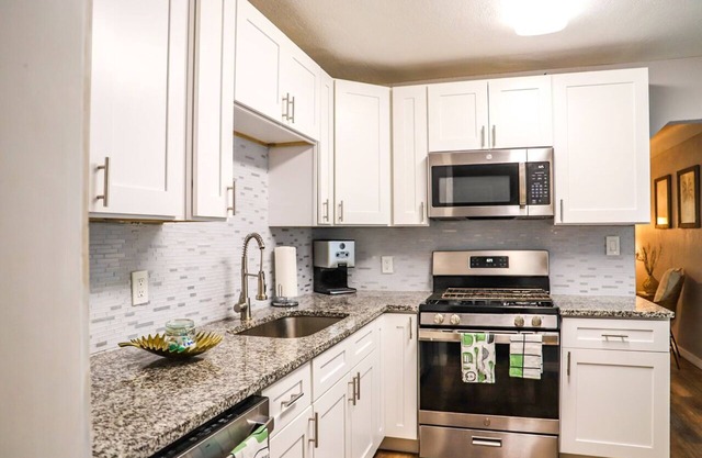 Casa Palma Cottage- 10 Minutes to beach and Downtown St. Pete