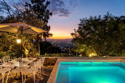 Casa Pedro Vargas, 6BR Estate with Hot Tub & Modern Comforts
