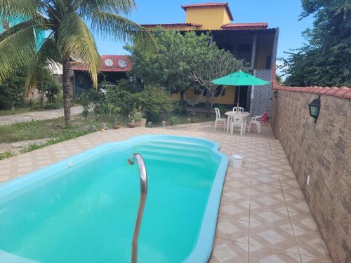 Casa Piscina, Saquarema, Jaconé, segundo andar, independente, com 2 quartos 2 banheiros, cozinha e varanda superior. Com piscina e churrasqueira exclusiva para hospedes, garagem