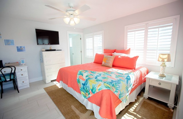 Casa Playa, 3 bdr, Walk to the Beach!