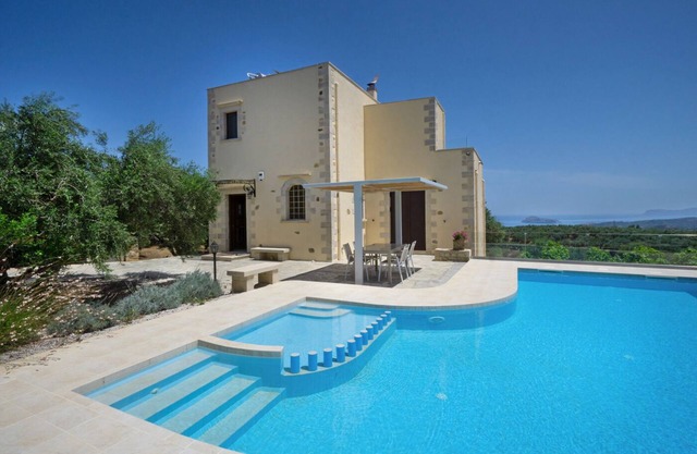 Casa Rustica avec 2 chambres et une piscine privée à Maleme, La Canée