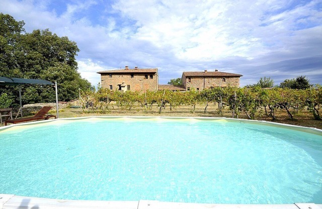 Casa Scoiattolo A: Un appartement agréable et accueillant entouré de prairies et de collines verdoyantes.