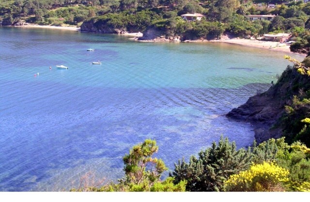 maison individuelle 5 pax; 2 chambres à coucher; 1 salle de bains; mare 250 mt