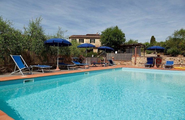 Casa Sparviero B: Un appartement caractéristique qui couvre tout le rez-de-chaussée d'une villa de plain-pied entourée de prés et de collines verdoyantes.