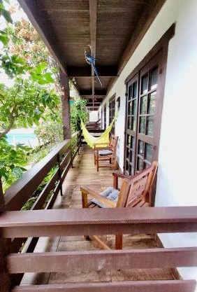 Casa térrea em condomínio à 500m da praia do Peró