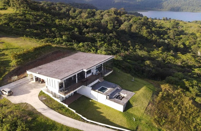Casa Tres Vistas: Stunning Volcano & Lake Views, Hot Tub, Pool Table, Sleeps 10
