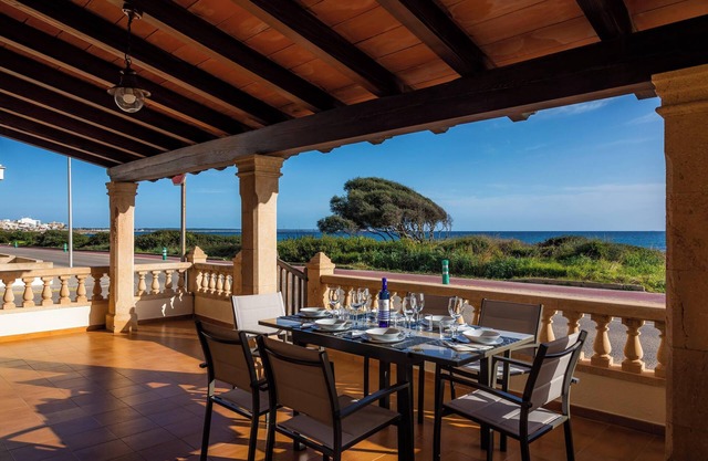 "Casa vacacional Es Vell Marí" avec vue sur la mer, barbecue, terrasses et Wi-Fi.