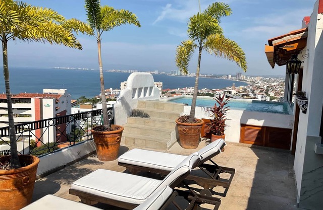 Penthouse de luxe, piscine privée, vue dégagée sur la ville et l'océan, terrasse ensoleillée
