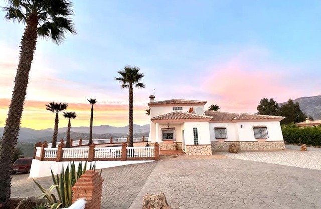 CasaBlanca Villa Rural con piscina y barbacoa