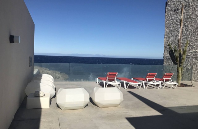 CASACOSTA NEXTDOOR, maison moderne avec vue imprenable sur l'océan et mobilier vintage