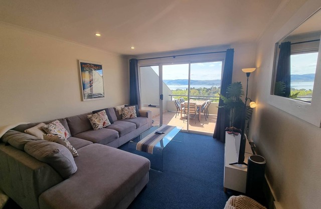 *Cascades 15 - Lake Views l Spa bath l Split Level l Wi-Fi*