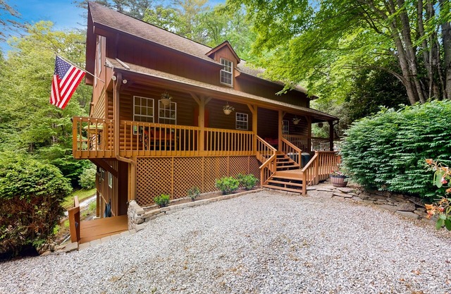 Cashiers, Lake Glenville, Highlands Retreat: Waterfall, Fire Pit, Dog-Friendly