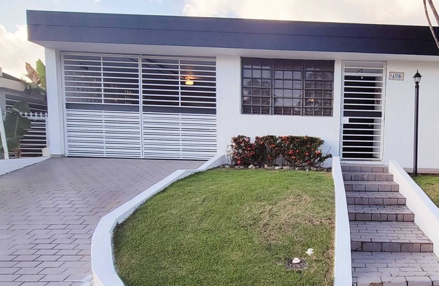 Casita Encanto 2 bd 1 bth centric apt w/1 car garage 10 mins to airport/beaches