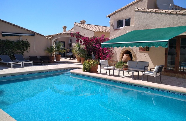 Mountaintop tranquille villa de 2 chambres avec piscine privée et imprenable sur mer