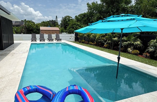 Linda casita 3-bedroom, 2-bathroom pet lovers' home in the heart of Fort Myers.